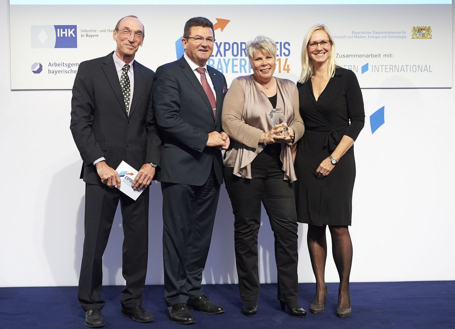 Bernd Kullmann (Laudator) und Staatssekretär Pschierer mit Amelia Laepple und Kerstin Finster (IMAGO - THE GERMAN EYEWARE CONNECTION GmbH)