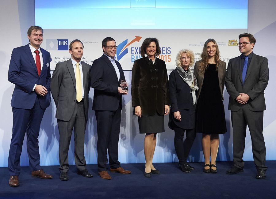 Von links nach rechts: Peter Ottmann (Laudator), Markus Tiling und Bernd Gusinde (beide Geschäftsführer Timber Concept GmbH), Staatsministerin Aigner, Mitarbeiter von Timber Concept GmbH