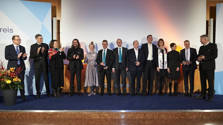 Gewinner des Exportpreises Bayern 2022, Laudatoren und der Staatssekretär im Bayerischen Staatsministerium für Wirtschaft, Landesentwicklung und Energie, Herr Roland Weigert