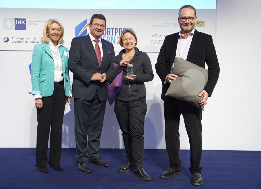 Waltraud Kaiser (Laudatorin) und Staatssekretär Pschierer mit Katrin Hielle-Dahm und Philipp Dahm (rohi stoffe GmbH)