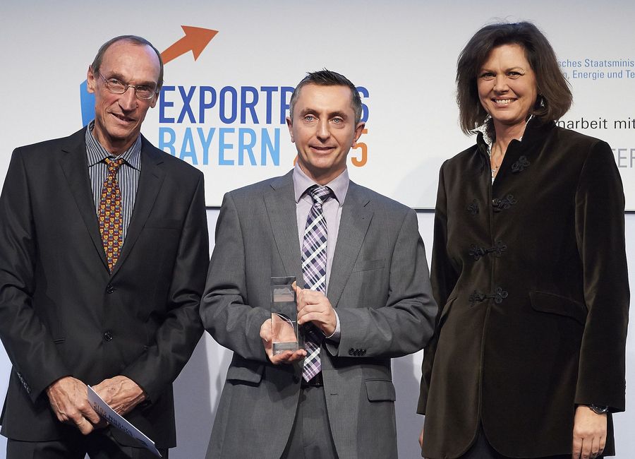 Von links nach rechts: Bernd Kullmann (Laudator), Stefan Kroll (Geschäftsführer Optima Pharmazeutische GmbH), Staatsministerin Aigner