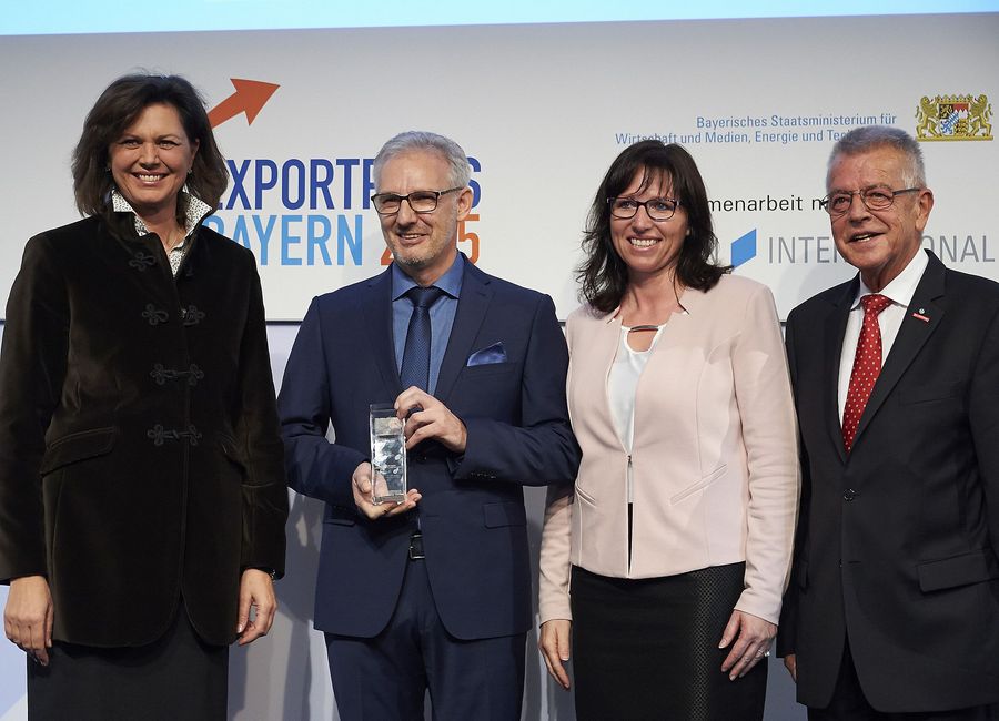 Von links nach rechts: Staatsministerin Aigner, Franz Fastner (Inhaber und Geschäftsführer Novoflow GmbH) und Frau Fastner, Heinrich Mosler (Laudator)